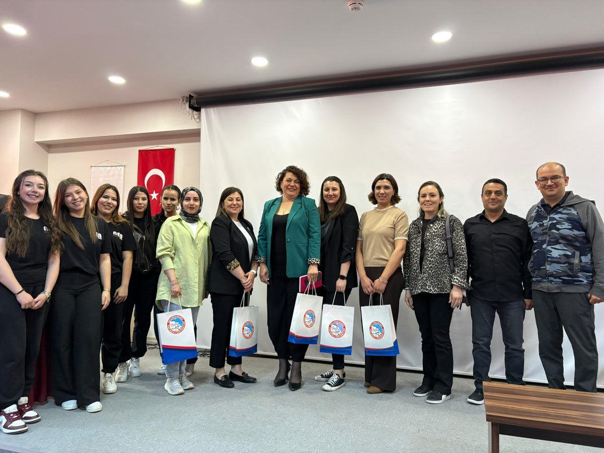 DESAD temsilcileri ve &ouml;ğrenciler etkinlik sonunda hatıra fotoğrafında