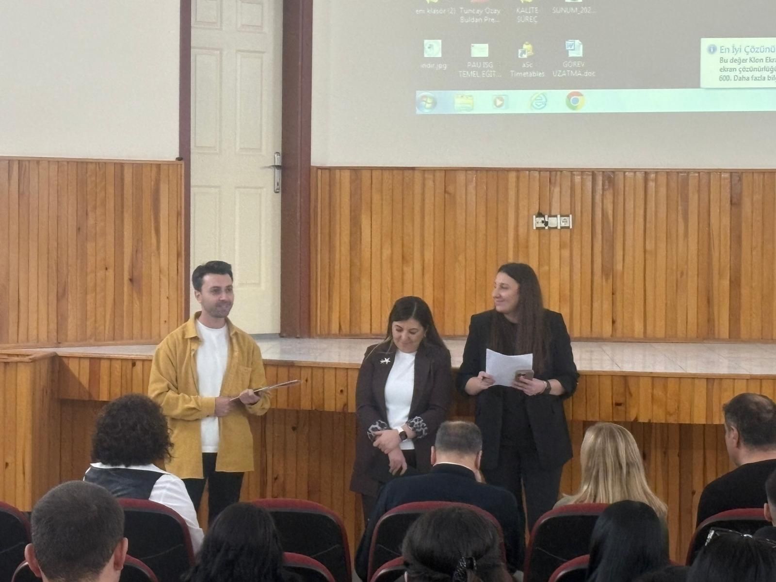 Buldan MYO Konferans Salonu&rsquo;nda d&uuml;zenlenen &ldquo;Sigortacılık Mesleğinin D&uuml;n&uuml;, Bug&uuml;n&uuml;, Yarını&rdquo; konferansından bir kare