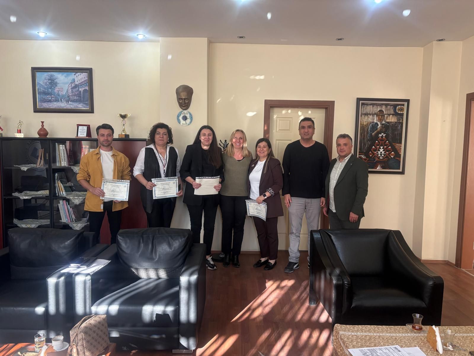 Konferansın ardından DESAD temsilcileri ve Buldan MYO y&ouml;netimi teşekk&uuml;r belgeleriyle